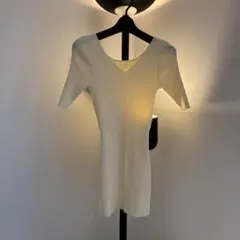 クリーム色リブ編みVネック半袖トップス