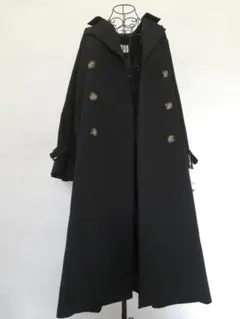 黒いダブルブレストロングコート