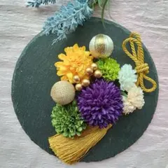 紫とグリーンのピンポンマムにゴールドタッセルの髪飾り