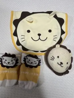 コムサイズム　赤ちゃんグッズ　ベビースタイ　靴下　おもちゃ　3点セット