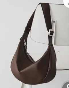 新品タグ付き ソフトレザーロールショルダーバッグ russet 黒 - メルカリ
