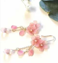 揺れる桜ピアス