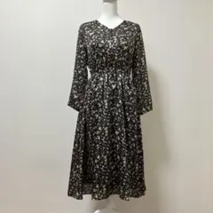 ナチュラルビューティーベーシック　ロングワンピース　花柄　ブラック　春　大人