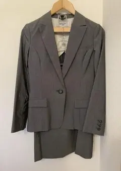 ナチュラルビューティーベーシックのグレースーツ