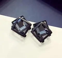 レディース　ピアス　ブラック　スクエア型
