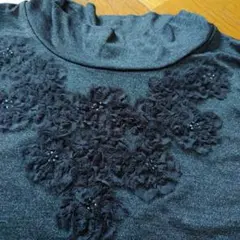 花飾り付きハイネックカットソー　濃いグレー Lサイズ