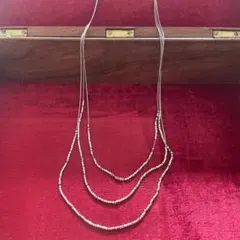 3連ネックレス 光沢のある金属製