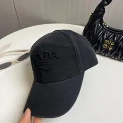 PRADA ブラック ベースボールキャップ