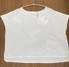 刺繍入りホワイトトップス お安く出品‼️
