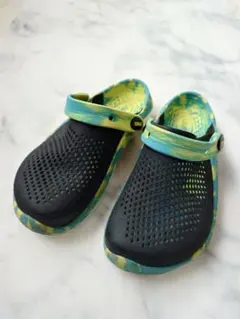 クロックス ライトライド360 キッズサンダル 21cmマーブルクロッグ 黒と緑