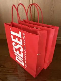 DIESEL 赤 ロゴ入り紙袋　ショッパー中のサムネイル