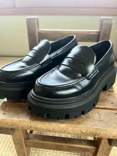 H&M 黒 ローファー 厚底のサムネイル