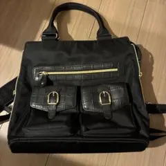 クロコ調ポケット付きブラックバッグ