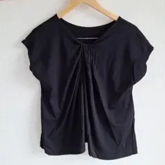ユニクロ　ブラック 半袖 Tシャツ タックデザイン