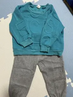 ターコイズスウェットシャツとグレーパンツセット