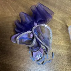 紫色の花形ブローチ