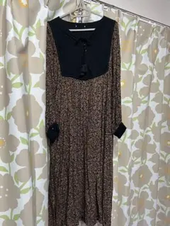 黒と花柄の長袖シャツワンピース