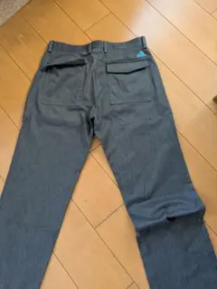adidas ダークグレー カーゴパンツ（秋冬）