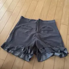 フリル付きグレーショートパンツ