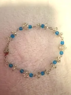 ブルーとシルバーのビーズのブレスレット
