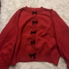 リボン付き赤ニットセーター