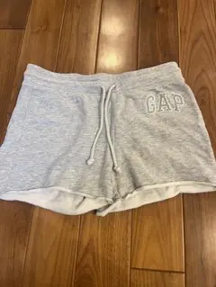 GAP グレー ショートパンツ