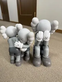 グレーのKAWSみたいなキャラクターフィギュア3体セット 傷や汚れあります。