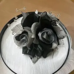 黒とグレーのバラコサージュ