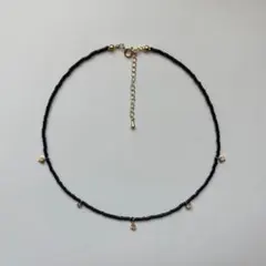 ブラックビーズネックレス　チャーム付き　チョーカー風ネックレス