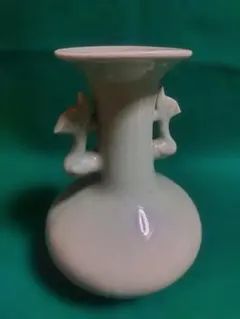 淡い青色の陶器製花瓶