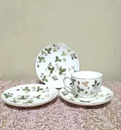 WEDGWOOD　カップ&ソーサー　1客　&　ソーサー２枚　やや訳あり