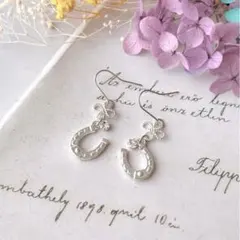 【No.1798】馬 蹄鉄 ホワイトシルバー ピアスA（クローバーver.）