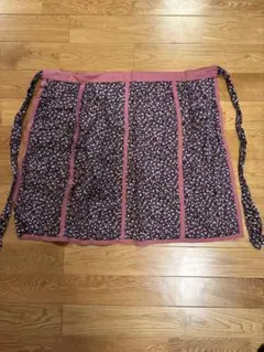 花柄エプロン（黒地・ピンク）