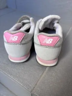 早い者勝ち、New Balance キッズシューズ グレー/ピンク ベルクロ式
