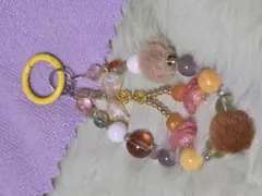 ポンポン付きビーズストラップ