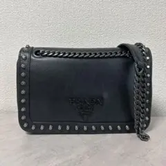 o02【極美品】プラダ ロゴ金具 ビジュー レザー カメラバッグ