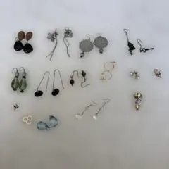 多様なデザインのピアスセット13点とチャーム3点