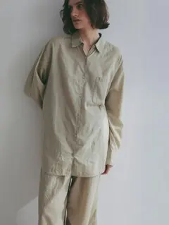 新品　エトレトウキョウ　ガーメントダイソフトシアーシャツ　セージのサムネイル
