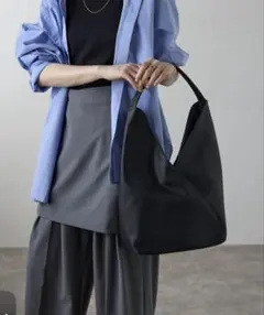 【美品・本革】GUSCIO グッシオ 牛革 V ワンハンドルバッグ ブラックのサムネイル