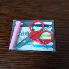 裁縫セット 赤いハサミと糸