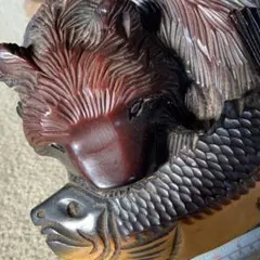 木製クマと魚の彫刻置物