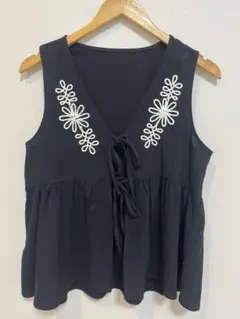 刺繍入りベスト　M
