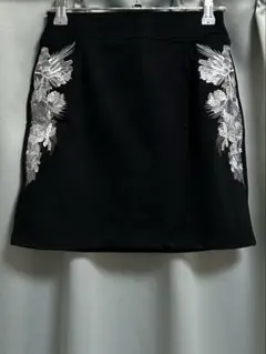 RESEXY（リゼクシー）サイドフラワー刺繍タイトミニスカート