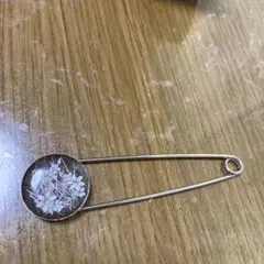 安全ピン　ブローチ
