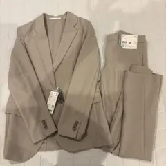 UNIQLO ベージュ パンツスーツ Sサイズ　感動ジャケット　ドライ　夏