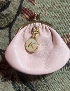 ピンクレザーコインケース Kのロゴ付き