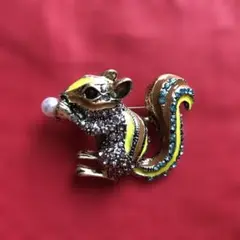 【新品】リスのキラキラブローチ　ゴールドベース　パール風装飾で作られたどんぐり