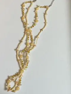 クリーム色の多層ビーズチョーカー