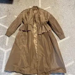 フリル付きブラウンロングコート