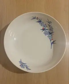【美品】香蘭社 有田焼 梅柄 丸皿 深皿 中皿 染付 赤い蕾 和食器のサムネイル
